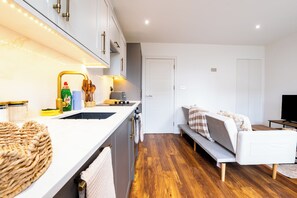 Fridge, oven, stovetop, dishwasher - Luxury 3BR • Pool Table • GymBike • SmartTV • WiFi (London)