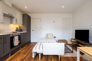 3 bedrooms, desk, iron/ironing board, free WiFi - Luxury 3BR • Pool Table • GymBike • SmartTV • WiFi (London)