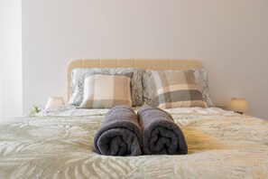 3 bedrooms, desk, iron/ironing board, free WiFi