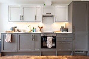 Kühlschrank, Ofen, Herdplatte, Geschirrspüler