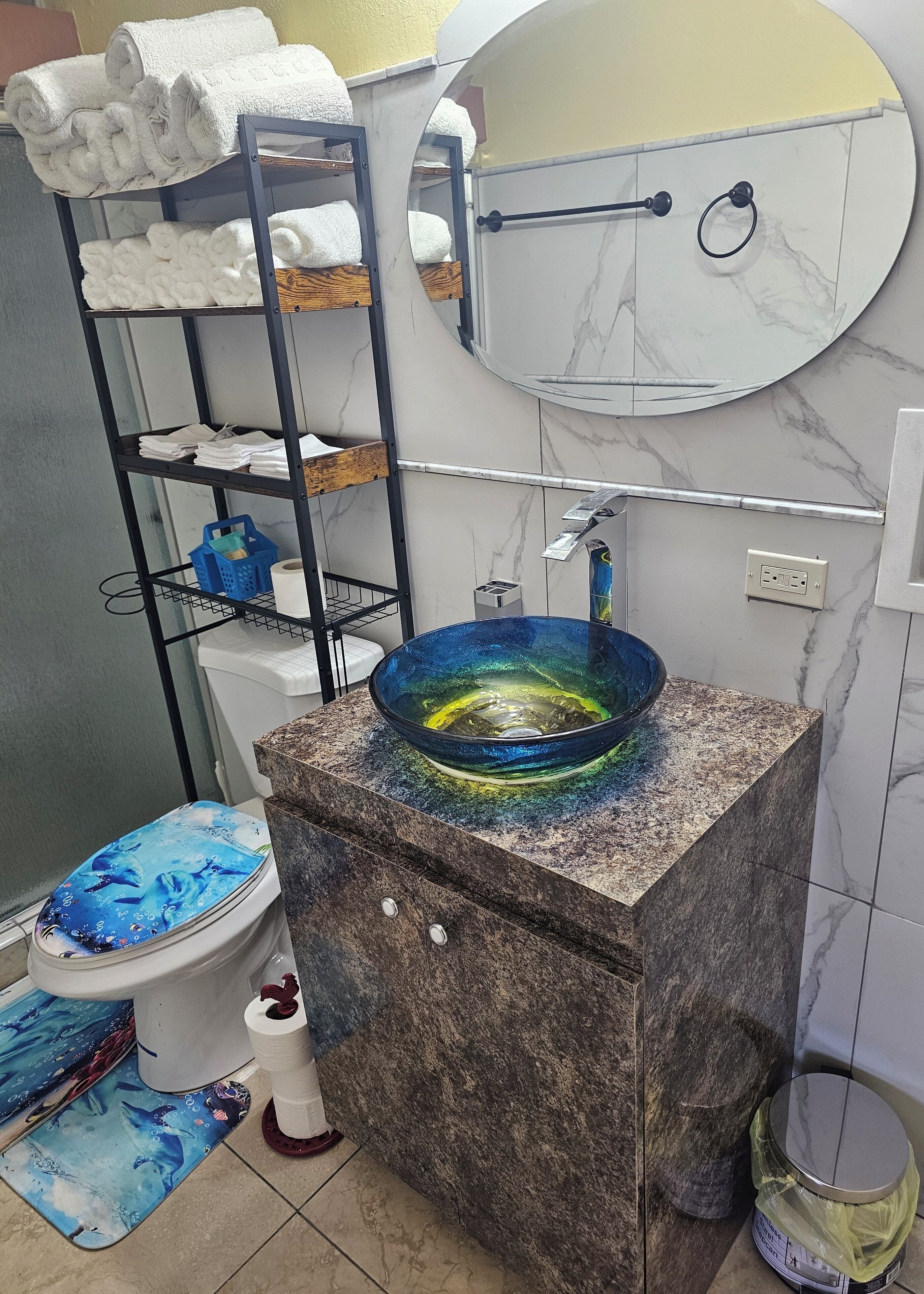 Dusj, miljøvennlige toalettsaker, håndklær og såpe