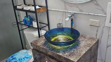 Dusj, miljøvennlige toalettsaker, håndklær og såpe