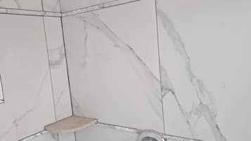 Regadera, amenidades de baño ecológicas, toallas, jabón