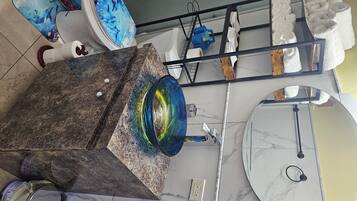 Regadera, toallas, jabón, papel de baño