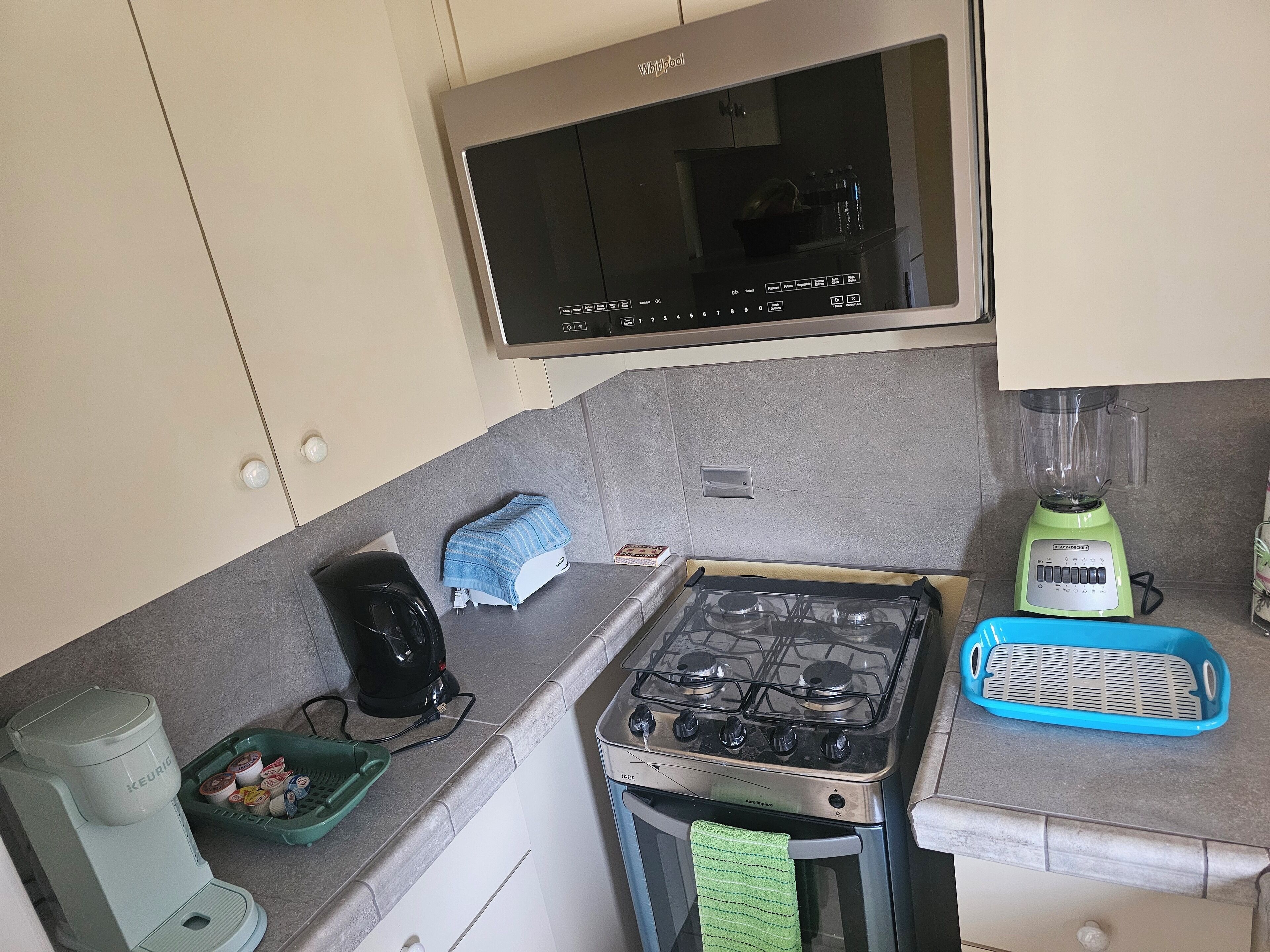 Frigorifero, microonde, forno, piano cottura