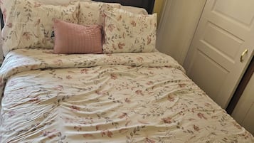 1 habitación, tabla de planchar con plancha, wifi gratis y ropa de cama