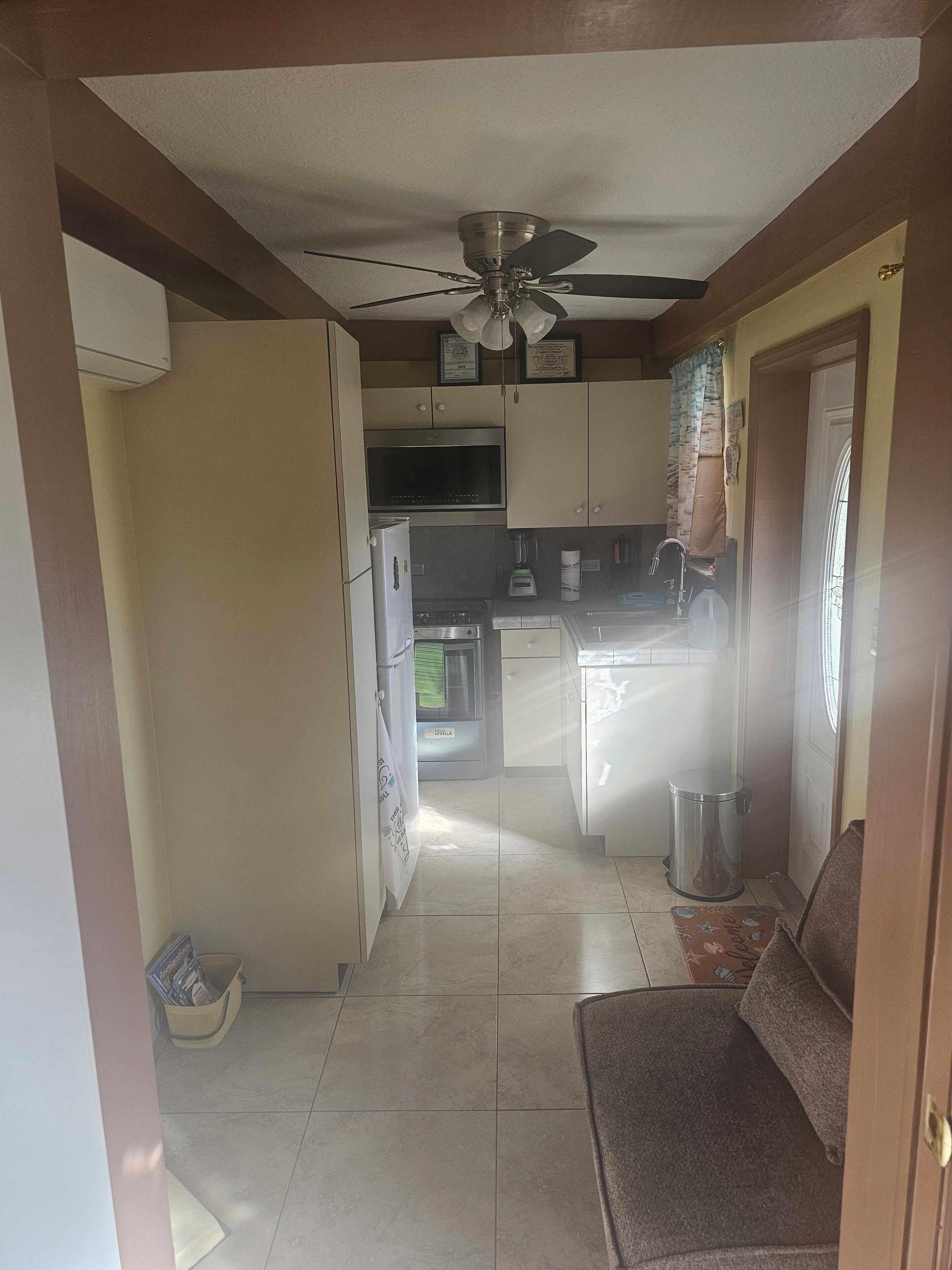 Kylskåp, mikrovågsugn, ugn och spishäll