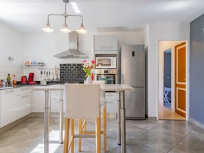 Réfrigérateur, micro-ondes, four, lave-vaisselle