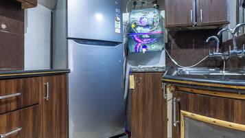 Deluxe Apartment | Private kitchen | Fridge, microwave, oven, stovetop