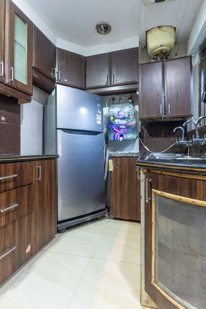 Deluxe Apartment | Private kitchen | Fridge, microwave, oven, stovetop