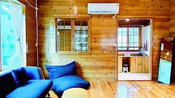 Signature Cabin, Balcony, Garden View | Living room