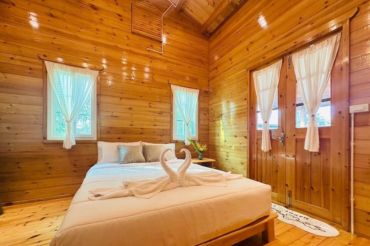Signature Cabin, Balcony, Garden View | Blackout drapes, WiFi (free)
