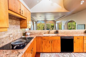 ثلاجة، ميكروويف، فرن، موقد طهي مسطح