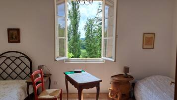 2 chambres, lit parapluie, draps fournis