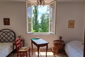 2 bedrooms, travel cot, bed sheets