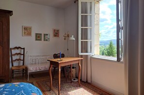 2 室のベッドルーム、旅行用ベビーベッド、ベッドシーツ