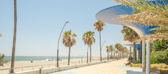 Stylish Urban Escape – 2-Bedroom Apartment with Rooftop Pool