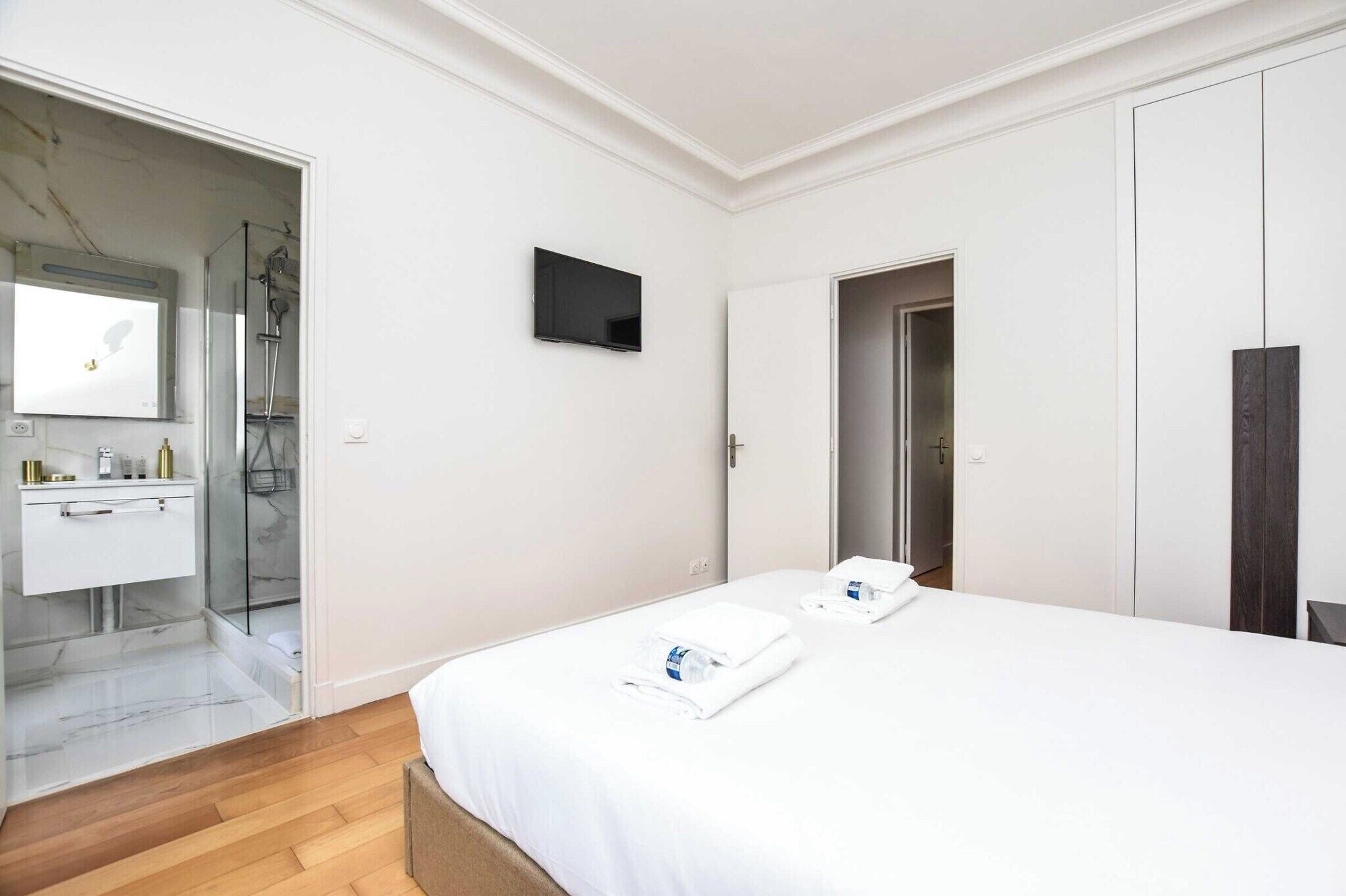 4 bedrooms, desk, iron/ironing board, free WiFi