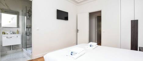 4 bedrooms, desk, iron/ironing board, free WiFi