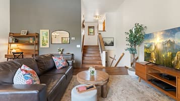 Smart TV, chimenea, videojuegos y libros