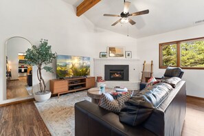 Smart TV, chimenea, videojuegos, libros