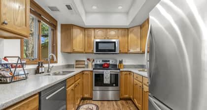 *Modern Country Club Condo*A/C*Back Deck*Xbox*Pet friendly*