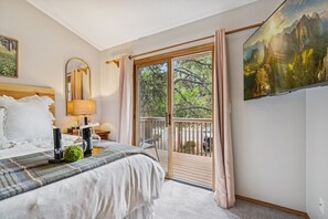 3 habitaciones, escritorio y tabla de planchar con plancha