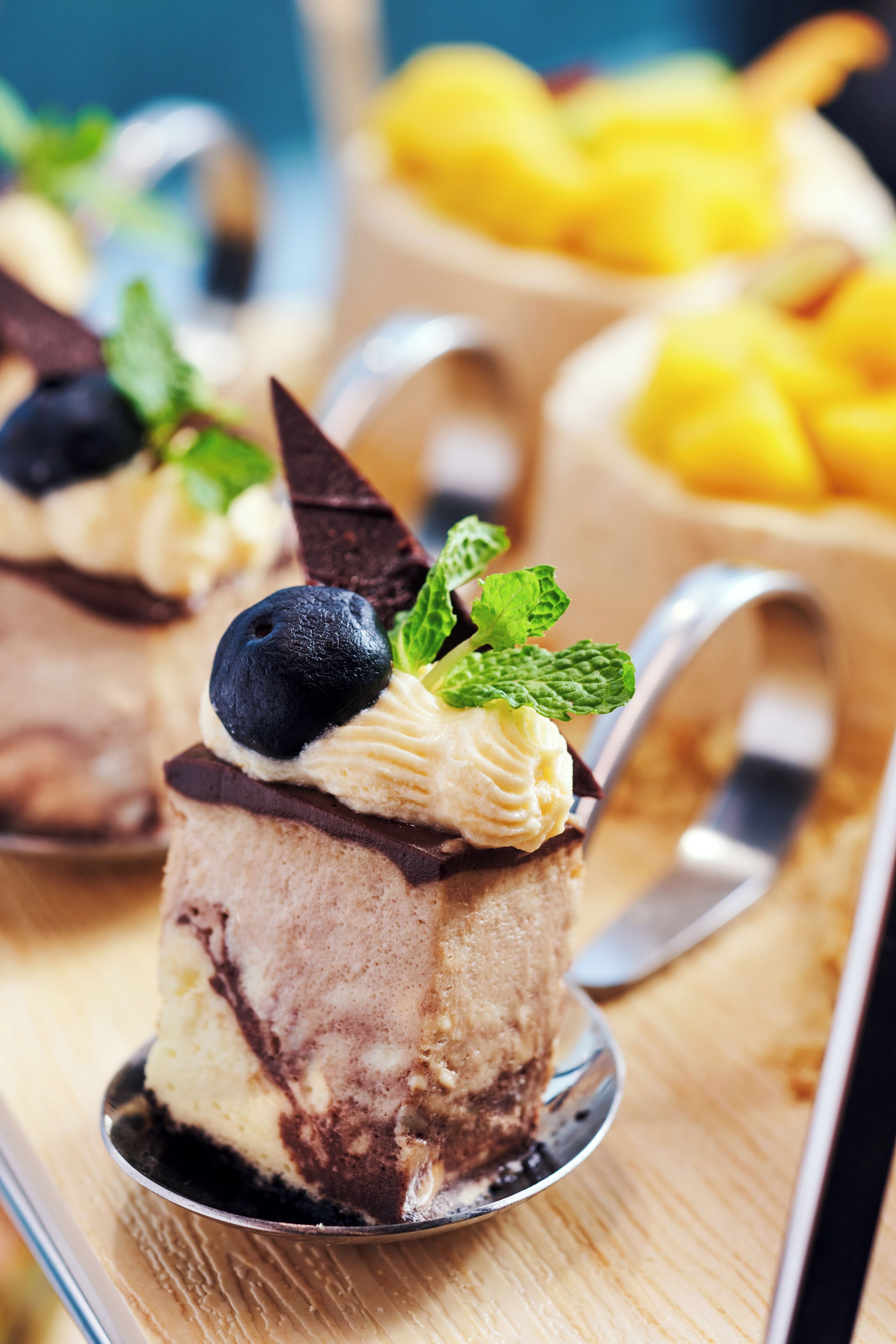 Un dessert con gelato al cioccolato e alla vaniglia, guarnito con mirtilli e foglie di menta.