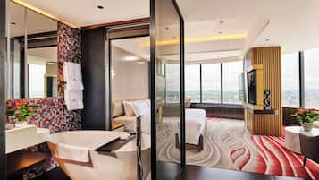 Rom – premier | Bad | Separat badekar og dusj, dype avslapningsbadekar og regndusjhode