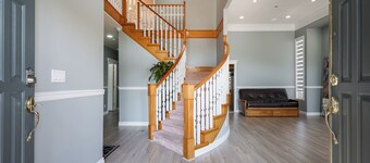 Spacious 5-bedroom house with WiFi, AC in serene Surrey