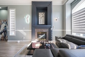 Una sala de estar moderna con chimenea, un sofá y una mesita de centro.