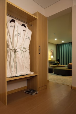 Quarto casal superior, 1 cama King | Escrivaninha, Wi-Fi de cortesia