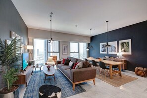 TV, stereo - Blueground | DIFC, pool, nr Burj Khalifa (Dubai)