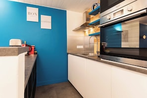Réfrigérateur, micro-ondes, four, plaque de cuisson
