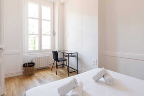 1 chambre, fer et planche à repasser, accès Internet, draps fournis