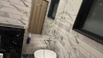 Super Deluxe Room | Bathroom | Free toiletries, towels, soap, shampoo
