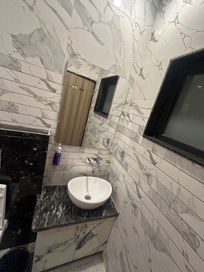 Super Deluxe Room | Bathroom | Free toiletries, towels, soap, shampoo