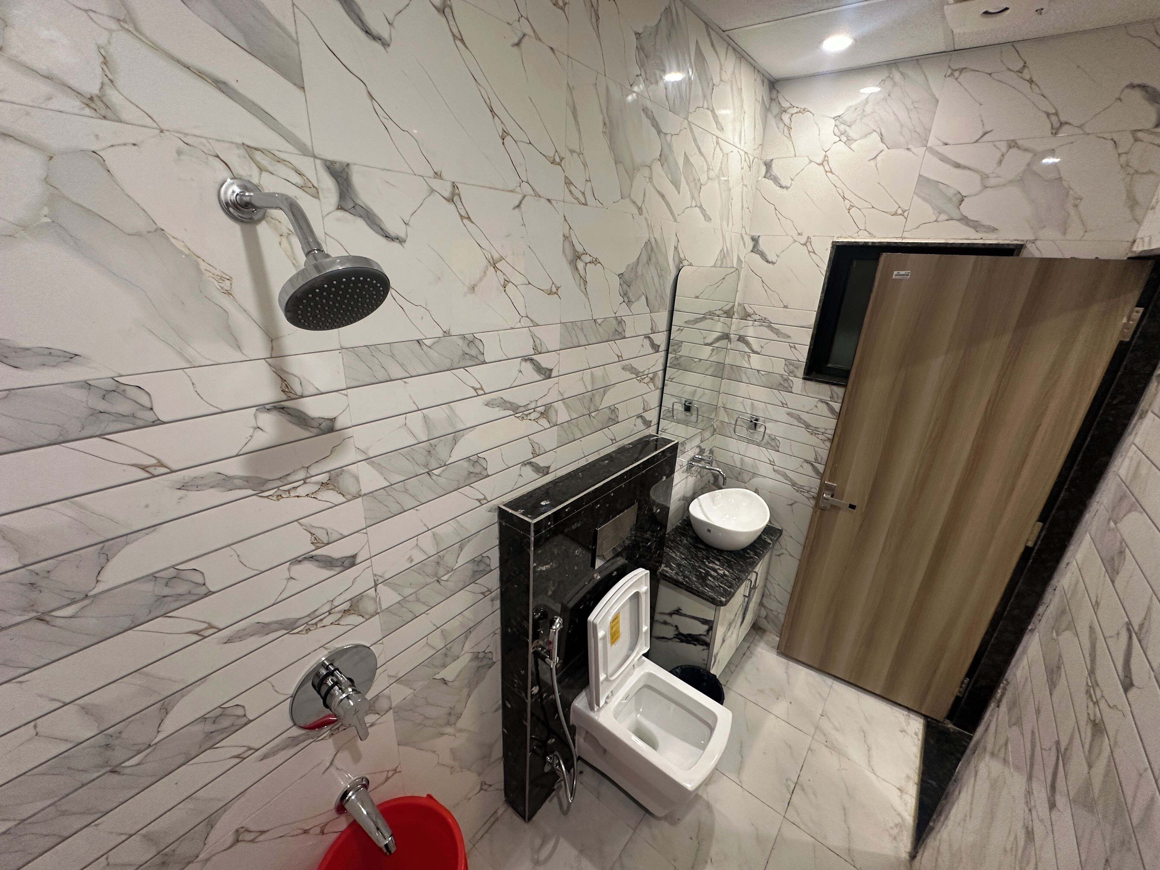 Super Deluxe Room | Bathroom | Free toiletries, towels, soap, shampoo