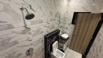 Super Deluxe Room | Bathroom | Free toiletries, towels, soap, shampoo