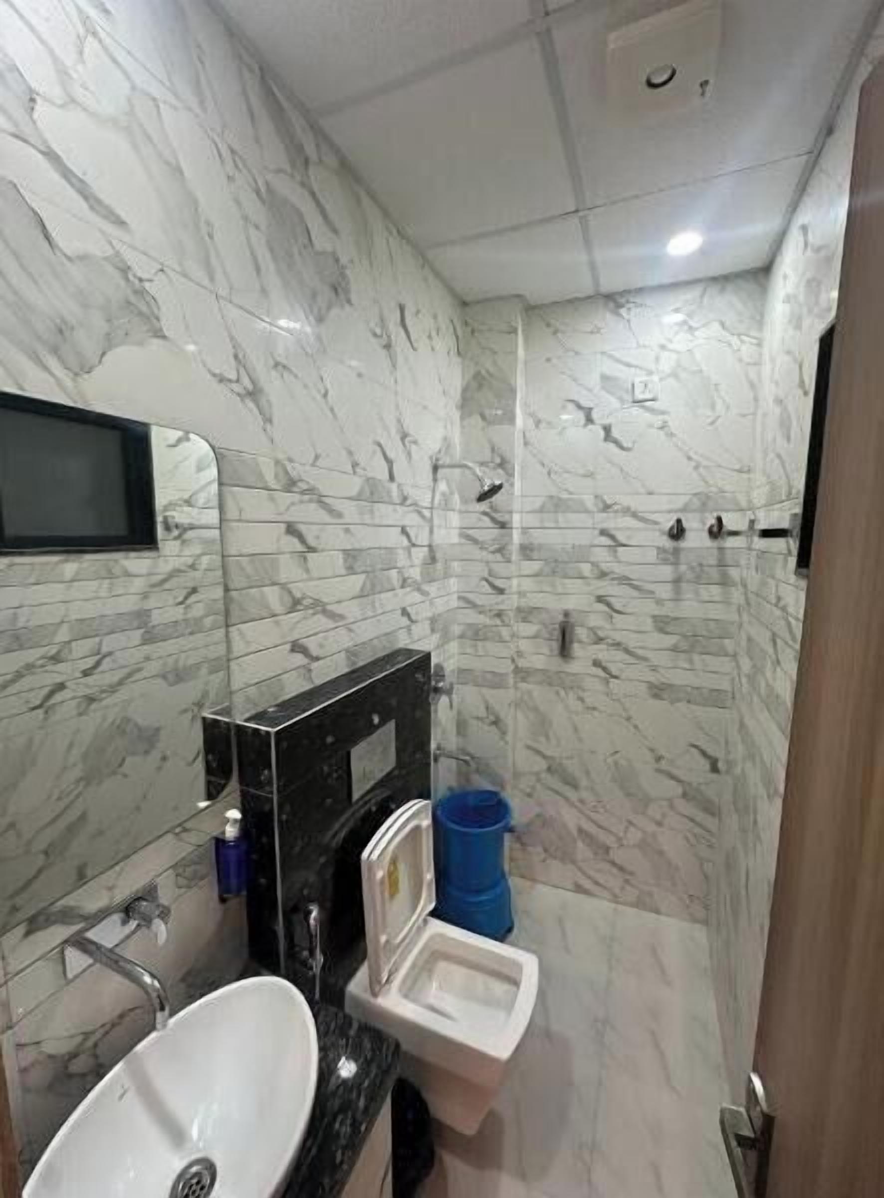 Deluxe Room | Bathroom | Free toiletries, towels, soap, shampoo