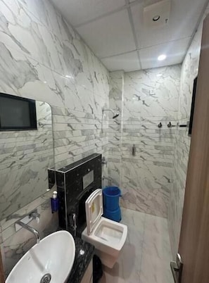 Chambre Deluxe | Salle de bain | Articles de toilette (gratuits), serviettes fournies, savon, shampooing