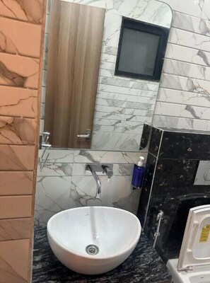 Deluxe Room | Bathroom | Free toiletries, towels, soap, shampoo