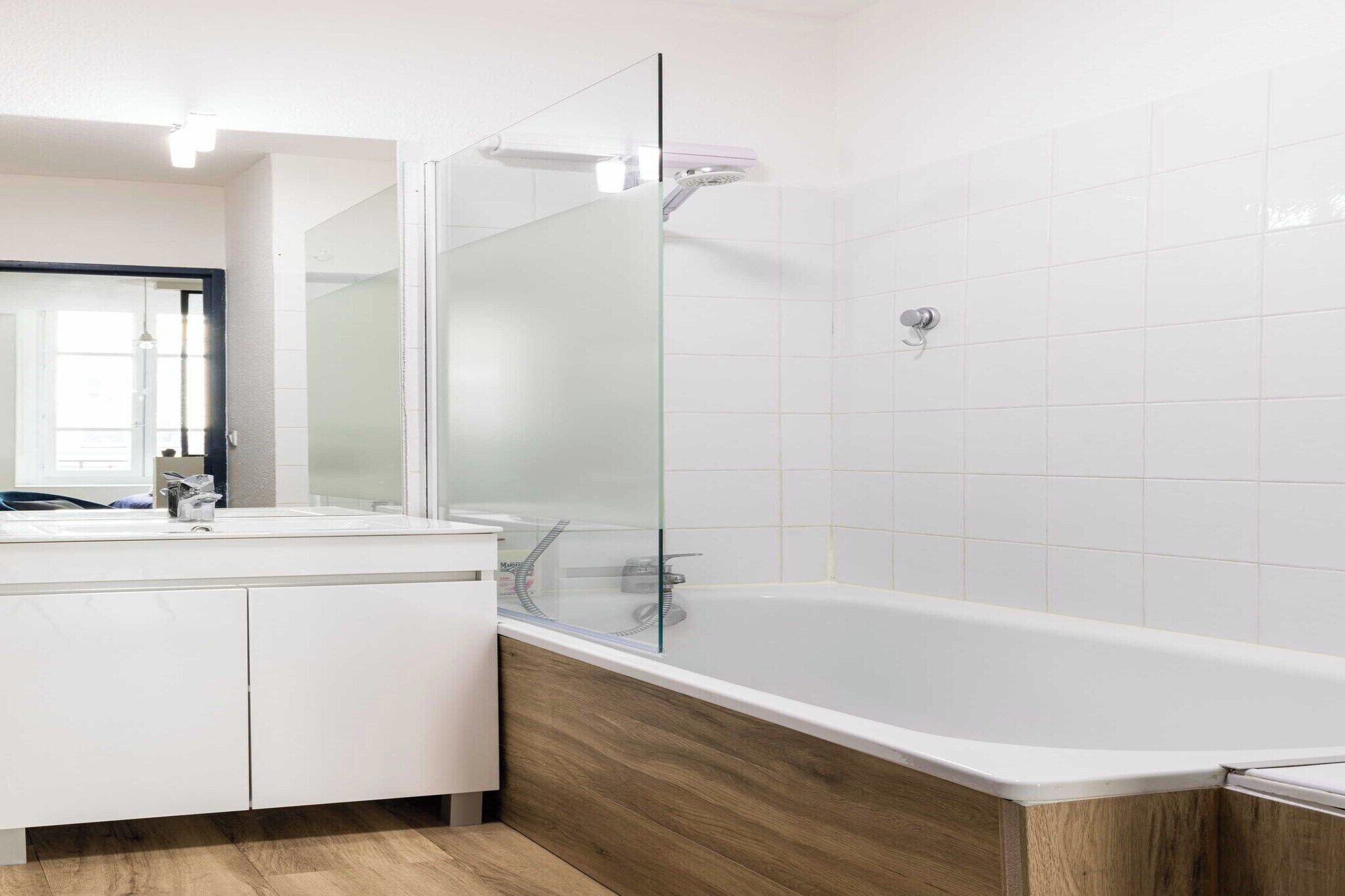Douche, sèche-cheveux, serviettes fournies