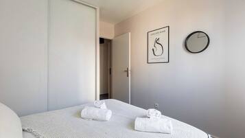 1 dormitorio, tabla de planchar con plancha, Internet y ropa de cama