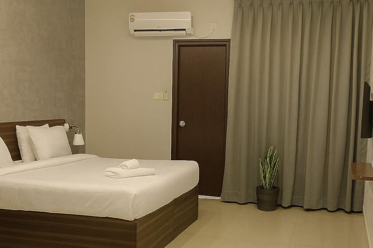 Elite Double Room | Desk, laptop workspace, iron/ironing board, WiFi (free)