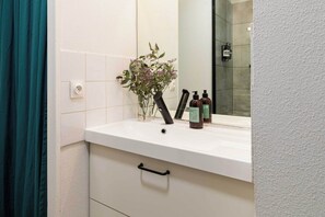 Dusche, Haartrockner, Handtücher