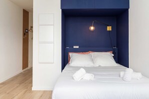 Escriptori, planxa i posts de planxar, wifi gratuïta i roba de llit