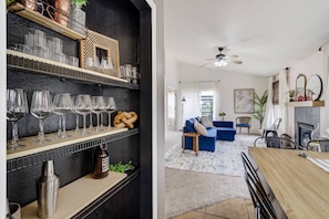 Televisión y chimenea 