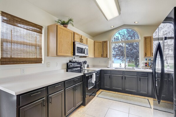 Fridge, microwave, dishwasher, coffee/tea maker