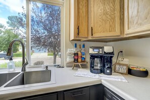 Refrigerador, microondas, lavavajillas y cafetera y tetera